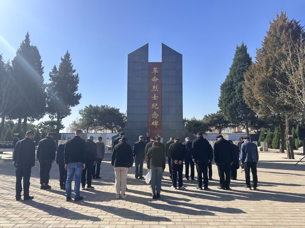祭扫仪式仪式前，全体人员在烈士纪念碑前整齐列队