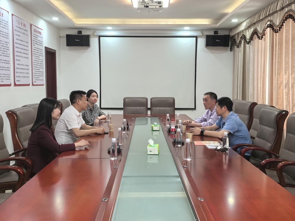 与何长工同志纪念馆座谈