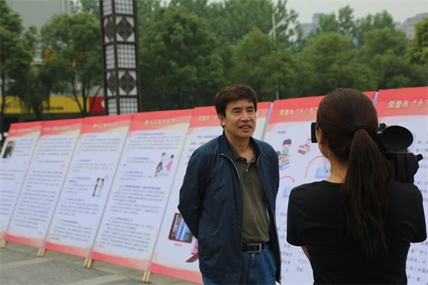 省方志委党组书记、副主任易介南接受媒体采访.JPG