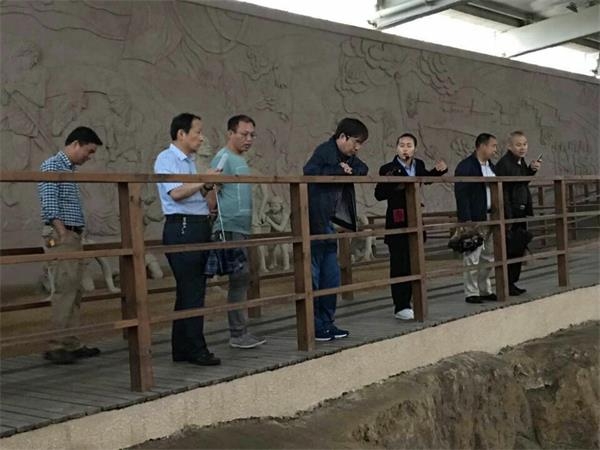 参观城头山遗址.jpg