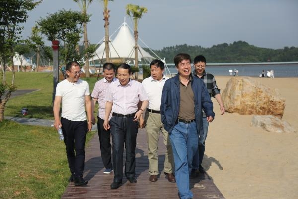 易介南一行在沙滩公园等地参观常德市城市建设成果.JPG