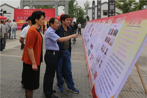省方志委党组书记、副主任易介南(右一)出席活动.jpg