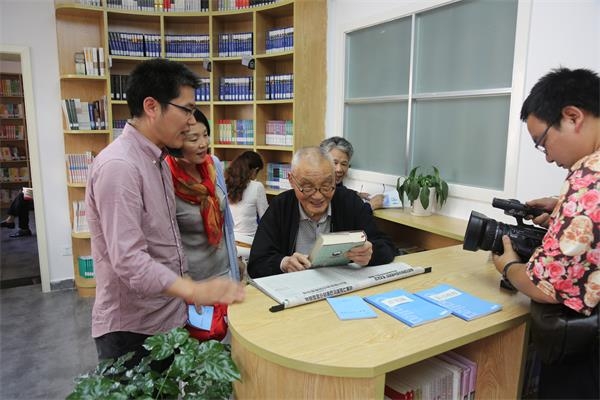 市委党史办副处级纪检员陈志明为读者介绍史志书籍.JPG