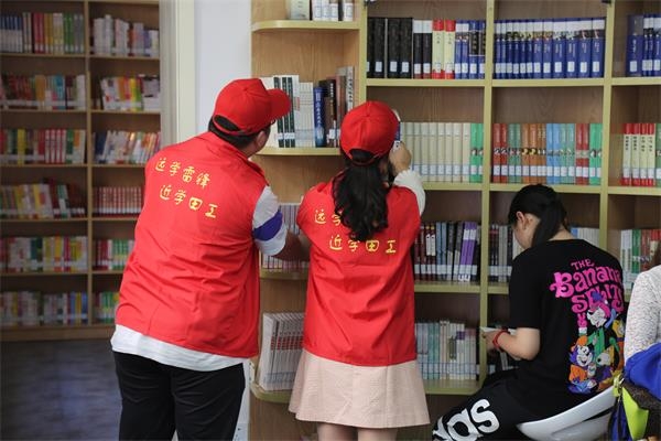 志愿者帮助整理社区书屋藏书.JPG