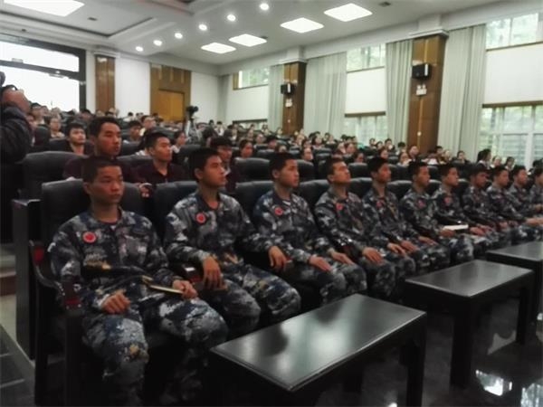 图为:常德市一中学生身着军训迷彩服,聚精会神的听宣讲。.JPG
