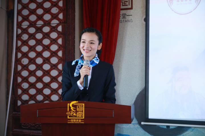 主持人曾小玲做引导.jpg