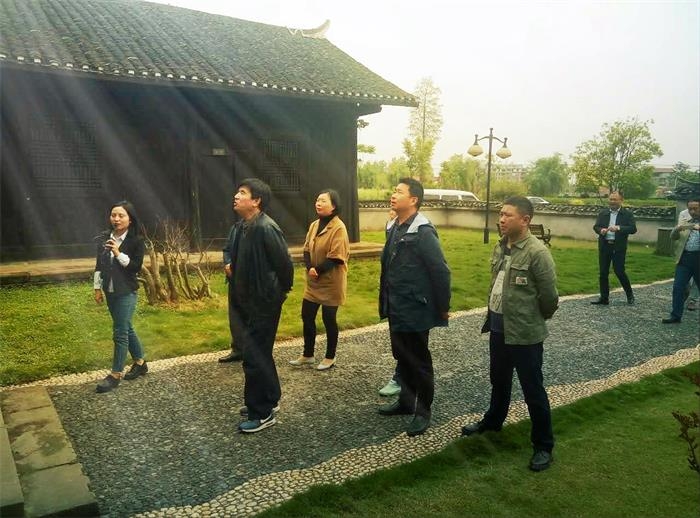 参观翦伯赞故居.JPG