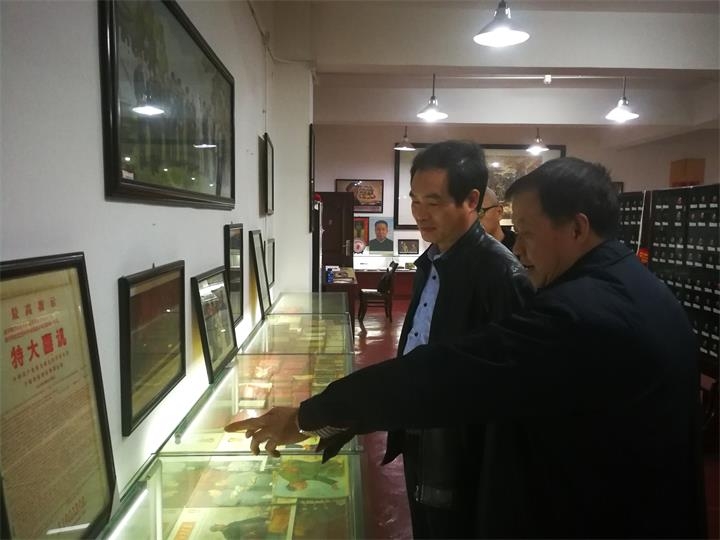 郑文廷在津市参观毛泽东纪念厅.jpg