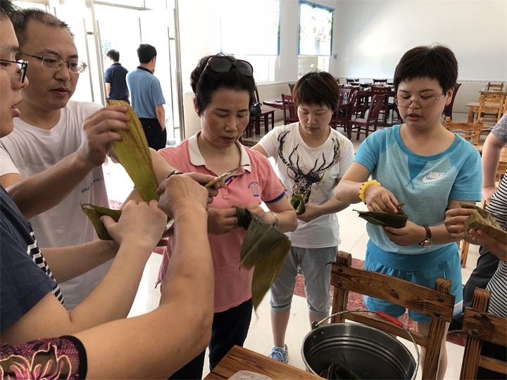 都来动动手,教你包个香甜的大粽子.jpg