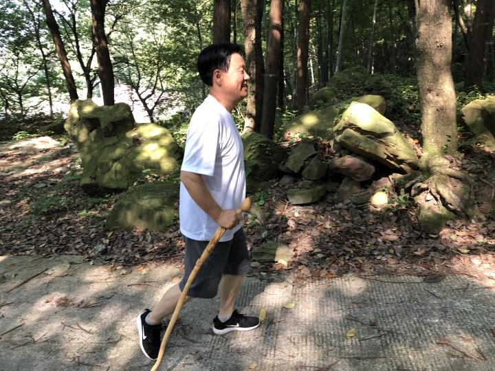 体力即使即将耗尽也要借助登山棍成功登顶.jpg