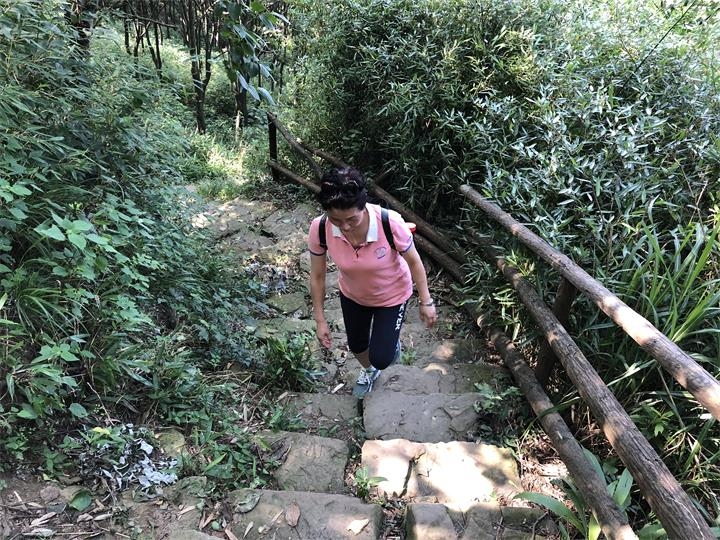 沿着崎岖的山路一步一个脚印向上攀登.jpg