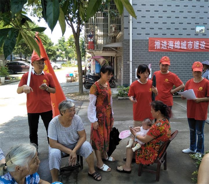 向社区居民宣传防溺水知识_.jpg