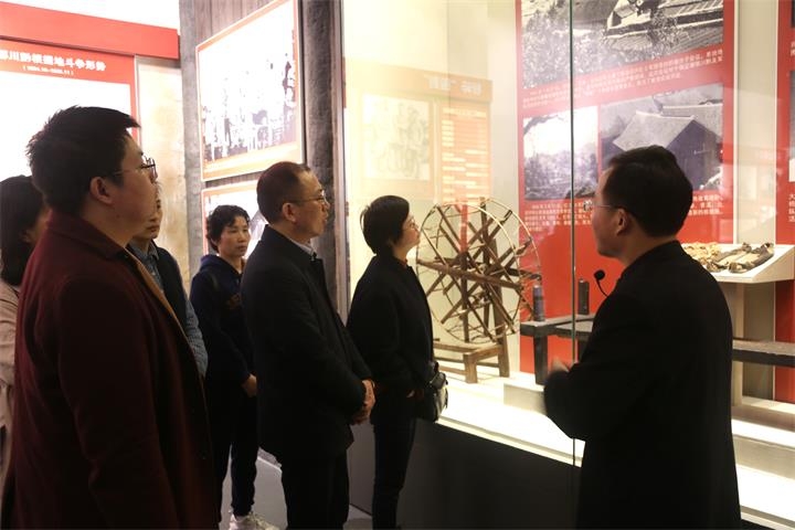 认真聆听讲解.JPG
